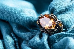 Porter des bijoux empierrés : pourquoi opter pour l’ambre ?