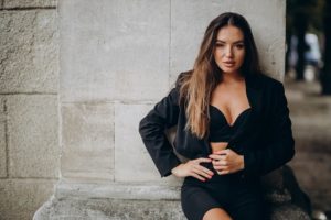 Les femmes se sentent fantastiques dans une robe de cocktail sexy