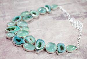 Zoom sur les bijoux en pierres naturelles
