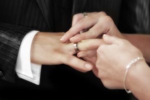 Sur quel doigt doit-on porter les alliances de mariage ?