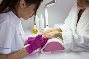 Comment se pratique le métier d'esthéticienne ?