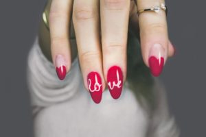 Faux ongles ou gel : quelle est la meilleure option pour ses mains ?